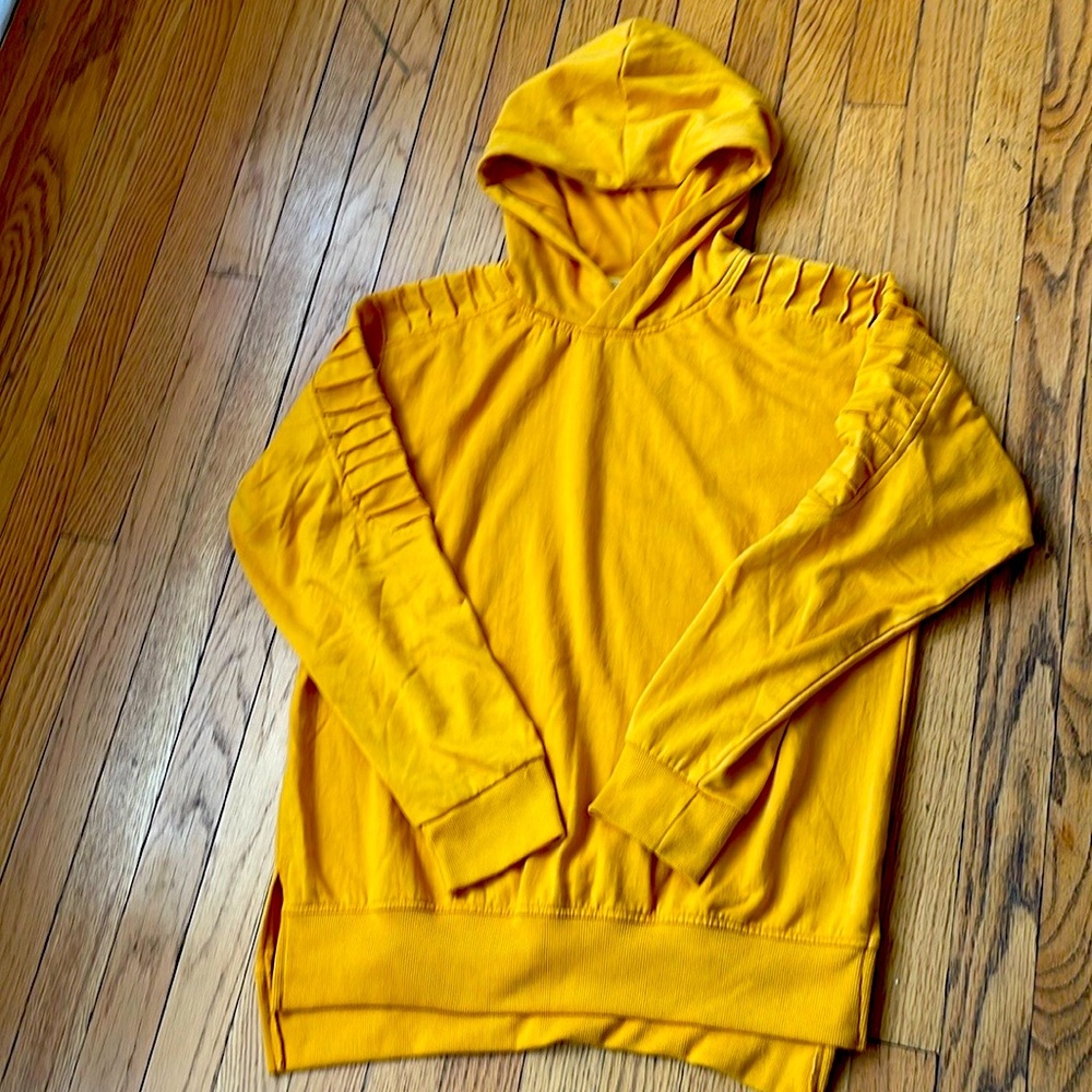 Holly yellow sweatshirt with a sports hood on the back long and comfortable